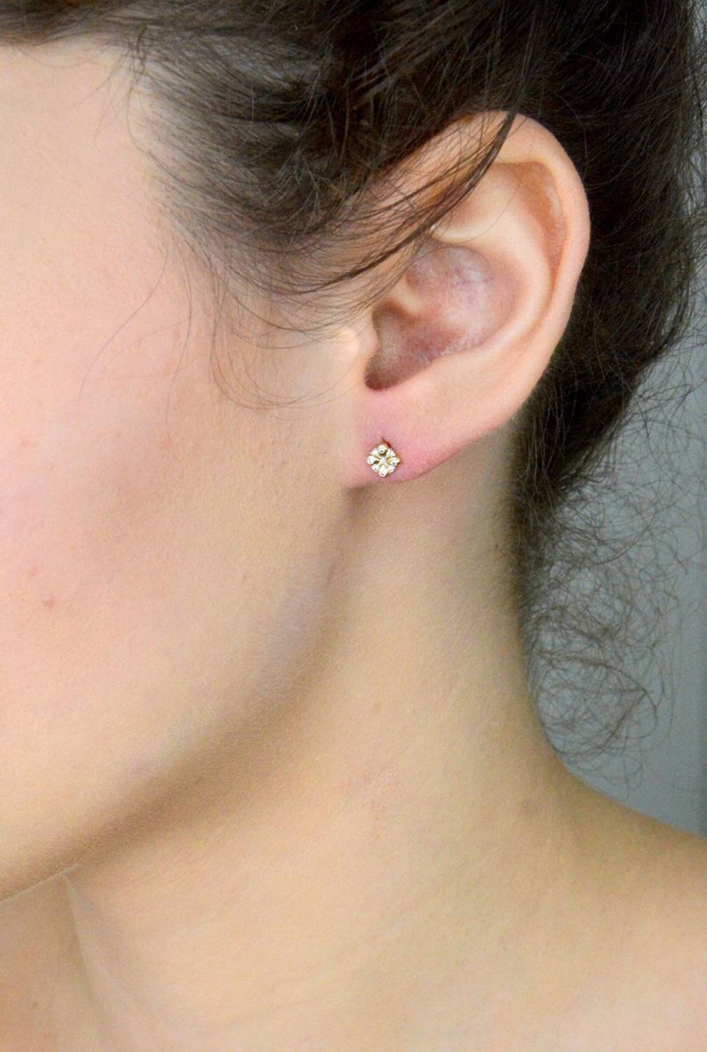 Kolczyki złote kwadraciki z cyrkoniami pr 585, KL 7498 Kolczyki mają kwadratowy kształt ozdobione cyrkoniami. Kolczyki to ponadczasowa biżuteria, która pasuje do każdego rodzaju stylizacji.1.jpg